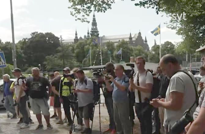 Акция в Стокгольме, где планировали жечь Библию и Тору, прошла без сожжения книг.