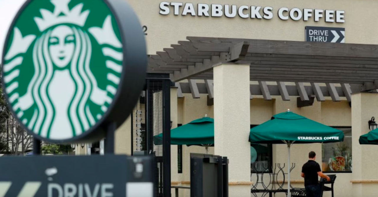 Starbucks acuzat de furtul conceptului de ruj cu aromă de cafea, dat în judecată.