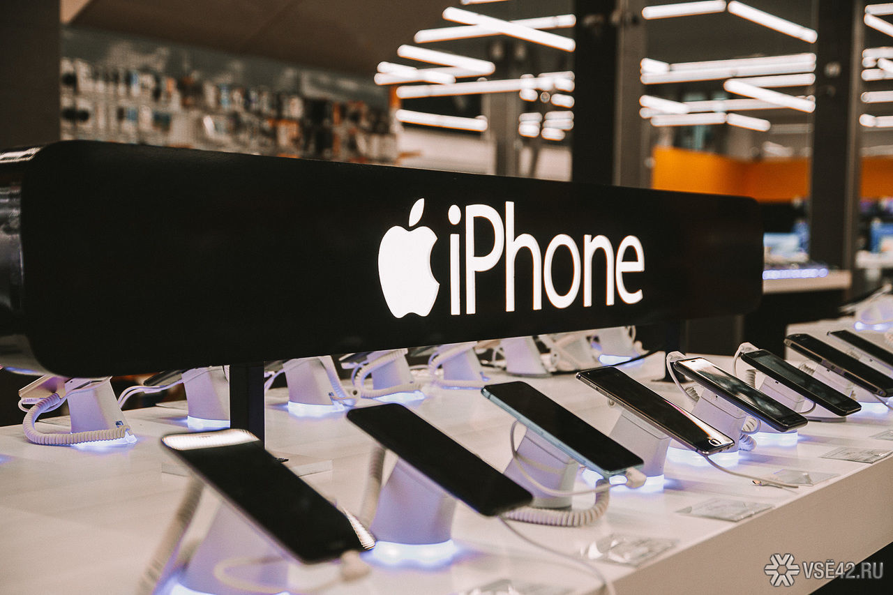 Apple снизит цены на айфоны за рубежом.