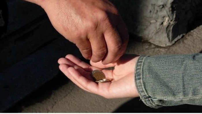 Trei membri ai unei familii au fost condamnaţi la detenţie pentru că au impus o minoră să cerşească timp de patru luni în Federaţia Rusă.