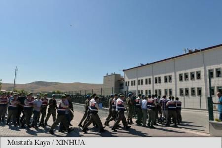 Şapte militari, condamnaţi la închisoare pe viaţă în urma puciului eşuat din Turcia.
