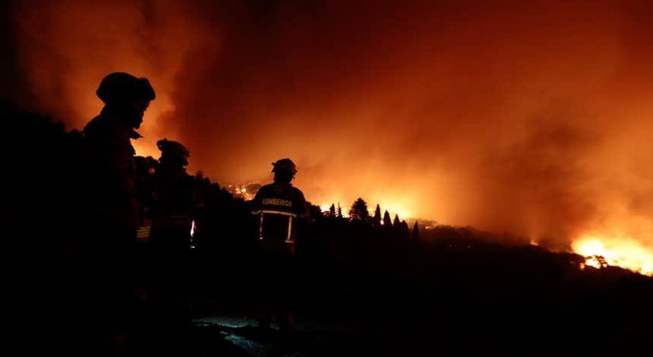Пожар в Португалии вспыхнул в пятницу и расширился в выходные дни из-за жары, которая охватила всю Европу. Фото: Facebook.com.
