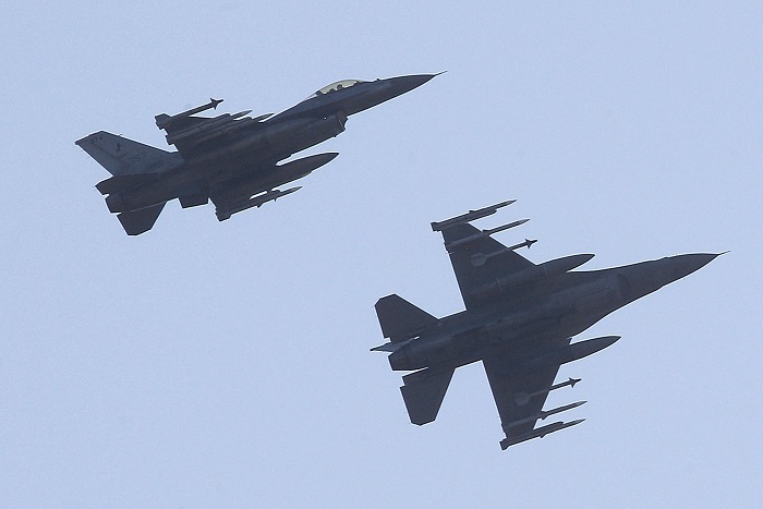 На перехват самолетов подняли натовские истребители F-16.