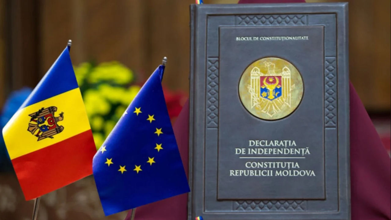 Miniștrii au primit noile exemplare ale Constituției cu modificările privind integrarea europeană.