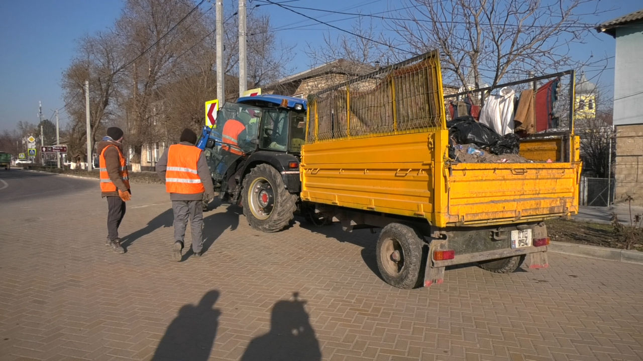 Protest la Căușeni: Angajații de la salubritate nu și-au primit salariile de două luni.