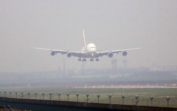 Un avion cu zeci de pasageri la bord, a aterizat de urgență. Ce au descoperit la bord