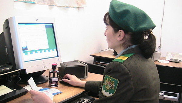 Зарплата таможенников в следующем году вырастет в два раза.