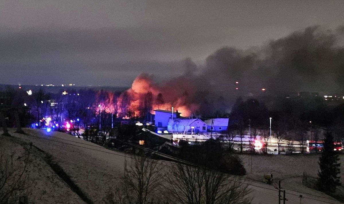 Un avion de marfă s-a prăbușit pe o clădire rezidențială cu două etaje la Vilnius.