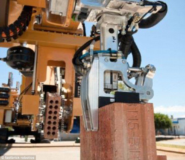 În viitor, un robot ți-ar putea lua gunoiul din fața casei. Foto: dailymail.co.uk