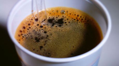 Nutriționiștii acuză în unison cafeaua de la automat ca fiind vinovată pentru multe din problemele noastre de sănătate. Foto: secure.guim.co.uk