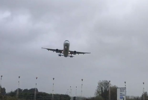 Un avion cu pasageri a fost surprins când a scăpat de furtuna Ophelia.