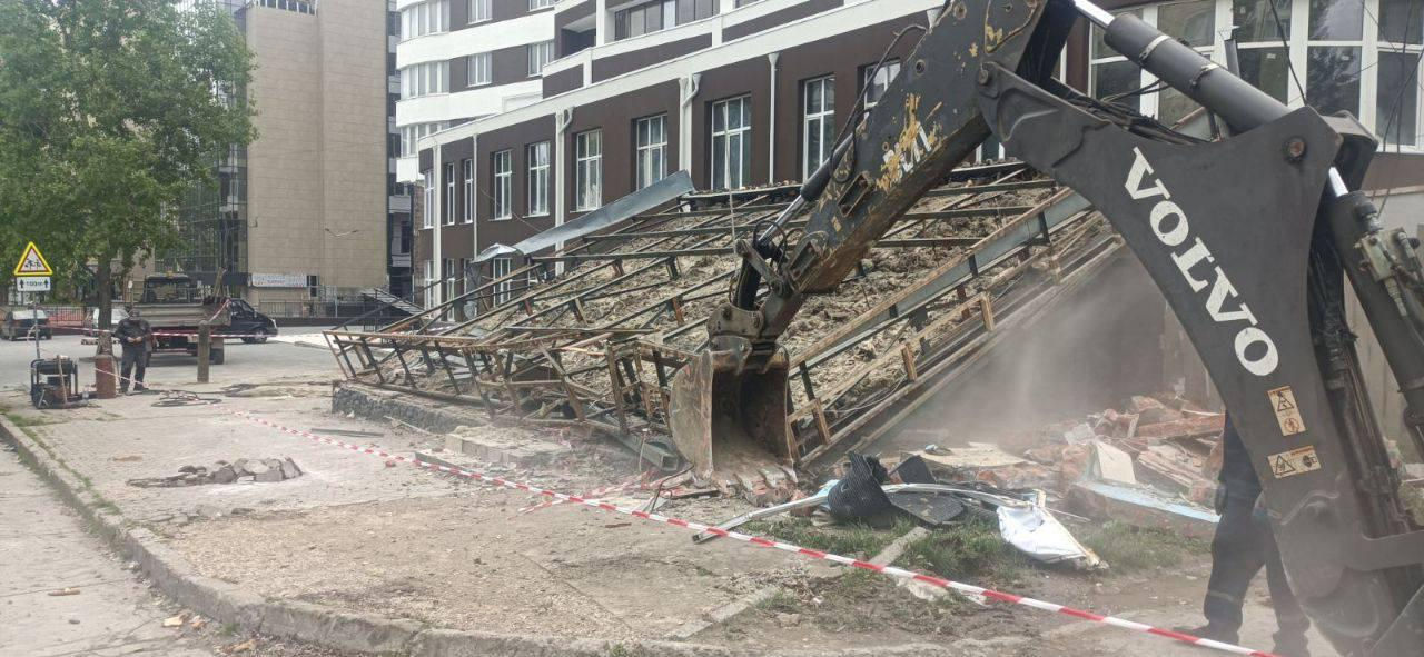 Un pavilion comercial amplasat ilegal în Capitală, demolat.