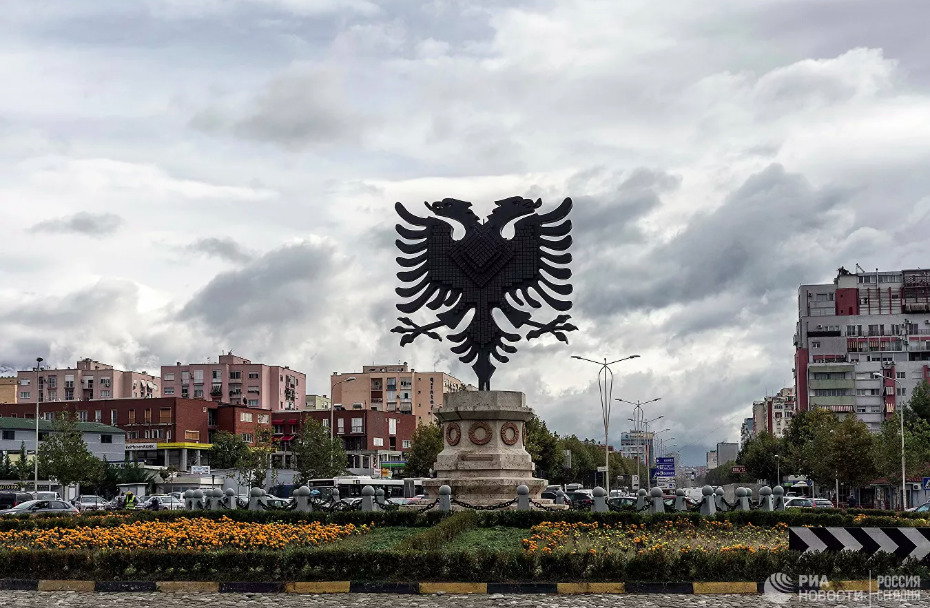 Албания начинает допускать граждан на улицу по смс.