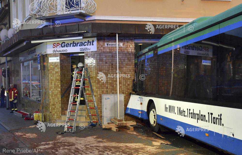 Germania: Un autobuz cu elevi s-a lovit de un zid. Sunt răniţi. Foto: agerpres.ro
