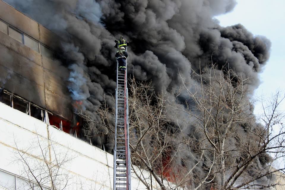 Pompierii au prezentat versiunile care au dus la izbucnirea incendiului din clădirea de pe strada Uzinelor. Foto: moldova24.info