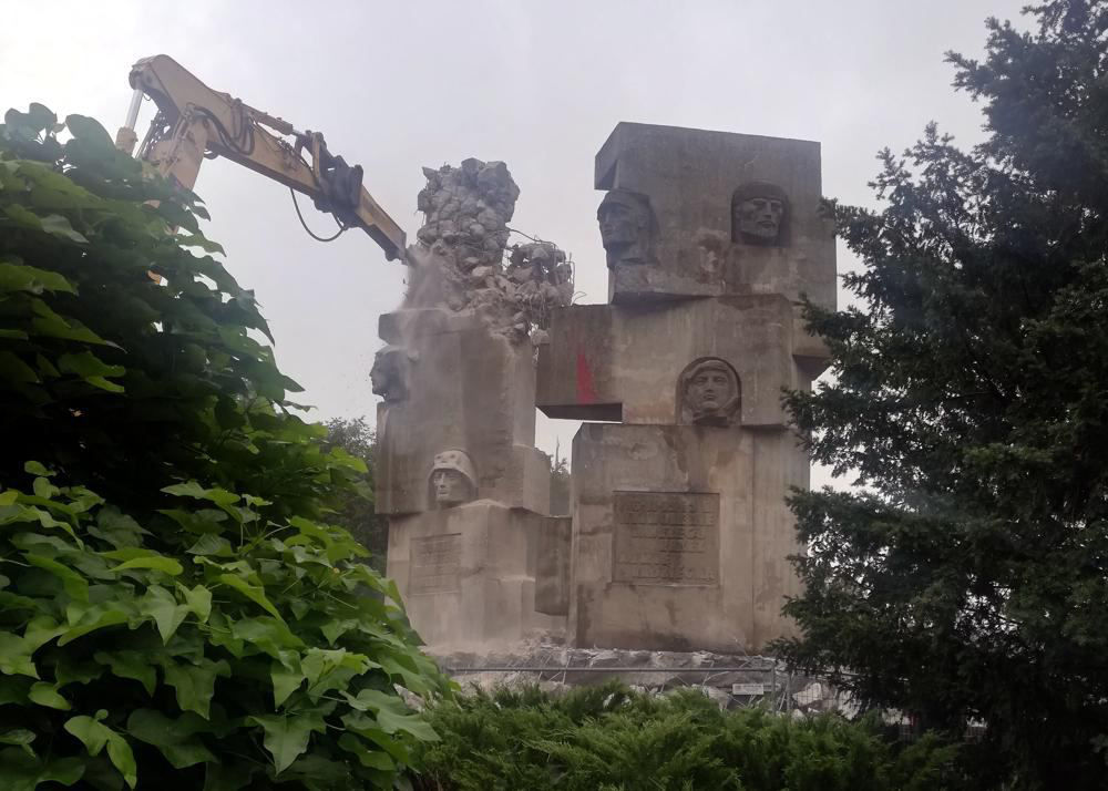 В Польше снесли памятник солдатам Красной армии.