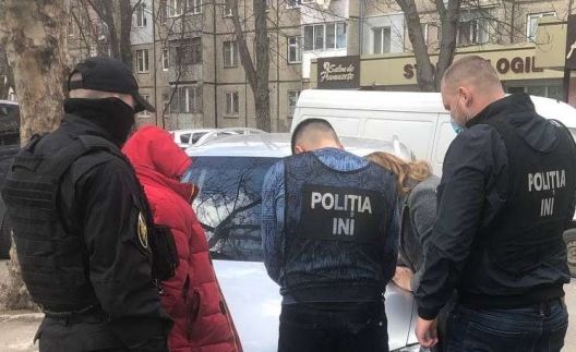 Полицейские задержали двух мужчин, подозреваемых в шантаже и угрозах.