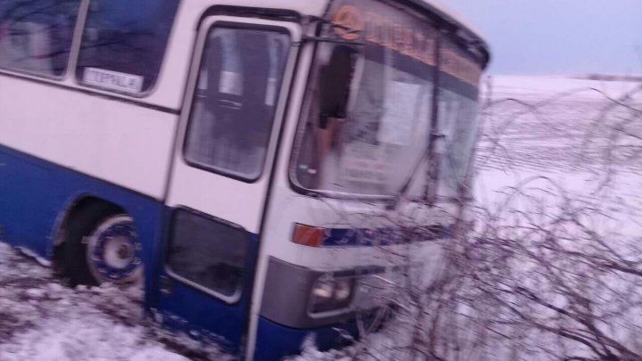 Autobuzul de pe ruta Chișinău-Țâpala, plin de pasageri, a ajuns într-un şant