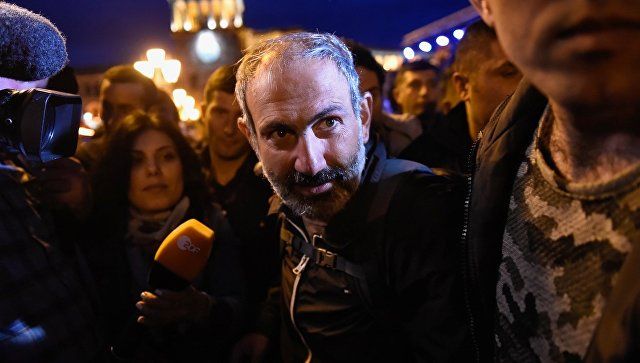 Пашинян призвал правящую партию помочь в развитии Армении.
