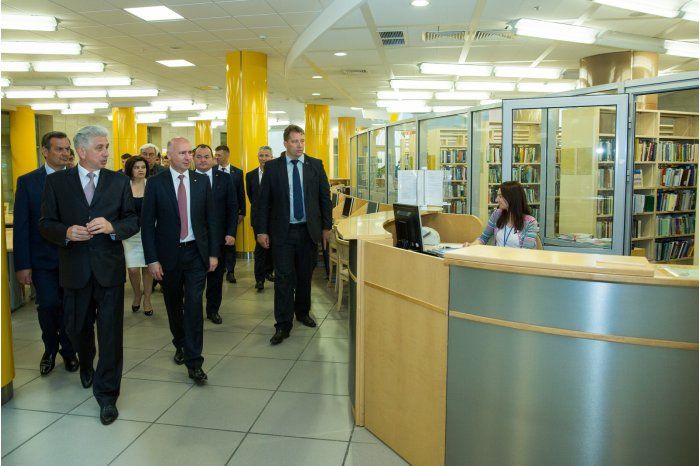 Премьер-министр преподнес подарок Белорусской национальной библиотке.