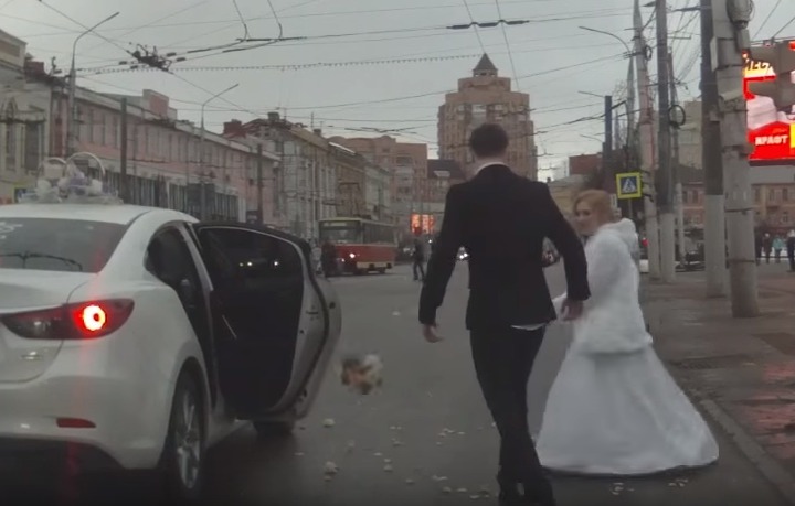 Причина, по которой между новоиспеченными супругами произошла размолвка, непонятна.