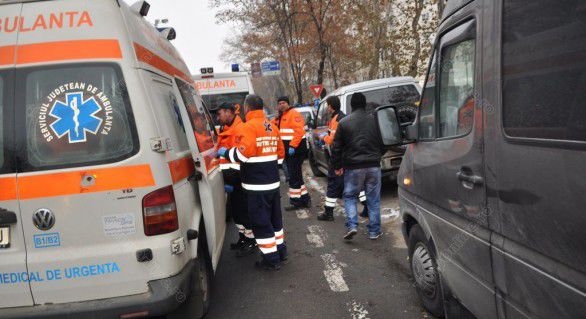 Potrivit pasagerilor microbuzului, acesta a fost lovit din spate de un autoturism care nu a respectat distanţa regulamentară.