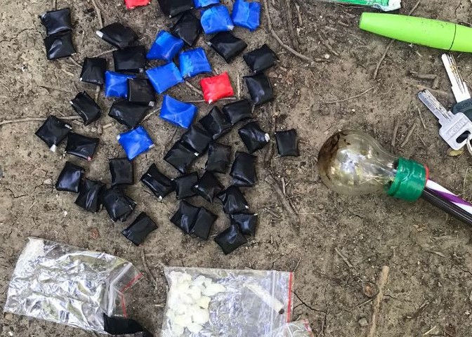 Трех жительниц Кишинева задержали за торговлю наркотиками через такси.