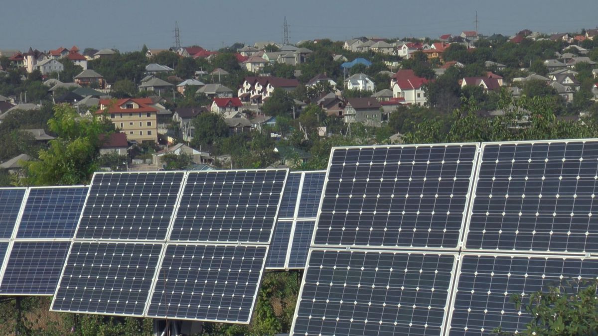 Prima familie din Moldova care are dreptul să livreze energia produsă. Foto: agora.md