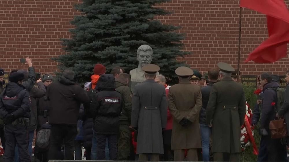 В годовщину смерти Иосифа Сталина около двухсот человек собрались в центре Москвы.