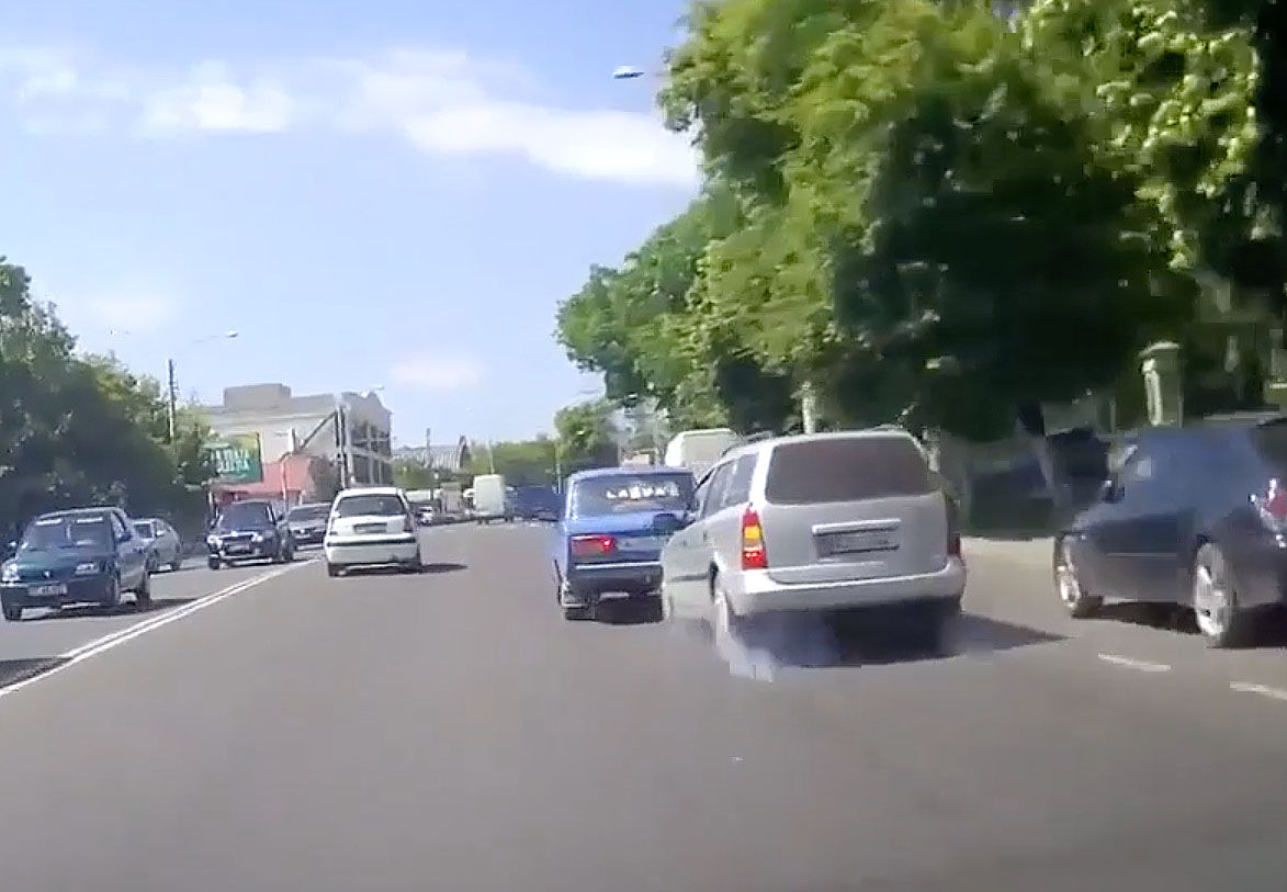 Задержка в движении разозлила водителя авто с регистратором.