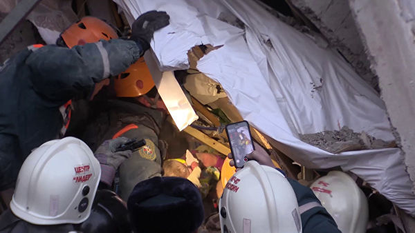 Найденного под завалами в Магнитогорске ребенка эвакуируют в Москву.
