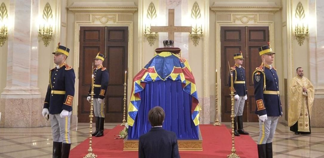 Gestul respectuos al unui elev în fața sicriului Regelui Mihai I