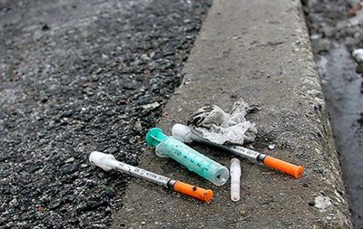 В Индии шарлатан массово заражал людей ВИЧ, делая уколы одной иглой.