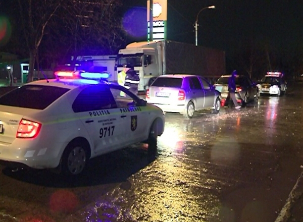O femeie in varsta de 60 de ani care traversa neregulamentar o strada din sectorul Ciocana, a fost lovita de o masina acum doua ore.