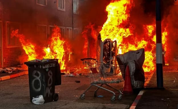 Revolte în capitala Irlandei de Nord în urma atacului unui migrant înarmat cu un cuțit.