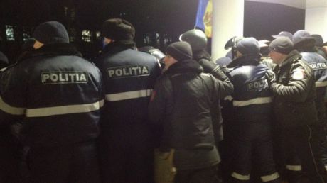 Часть протестующих прорвалась в парламент.