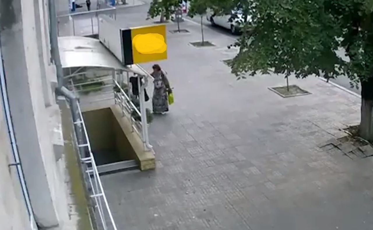 Воровки уличных цветов.