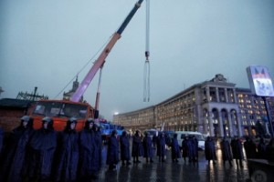 На Майдане Незалежности, где в ночь на 30 ноября произошел жесткий разгон митингующих, устанавливают новогоднюю елку. Фото: news.bigmir.net