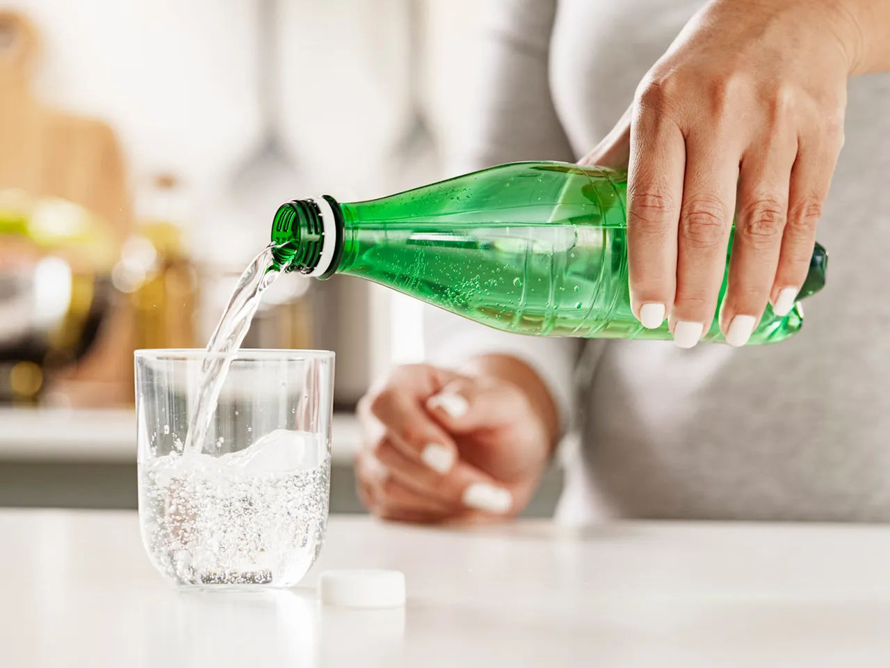 Studiu: Băutura carbogazoasă fără zahăr energizează la fel de bine ca și cafeaua.