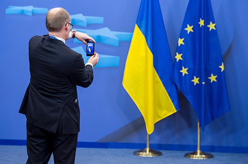 Украина подписала ассоциацию с ЕС. Эксперты гадают, что ждет теперь страну - экономический крах или первый шаг к процветанию.