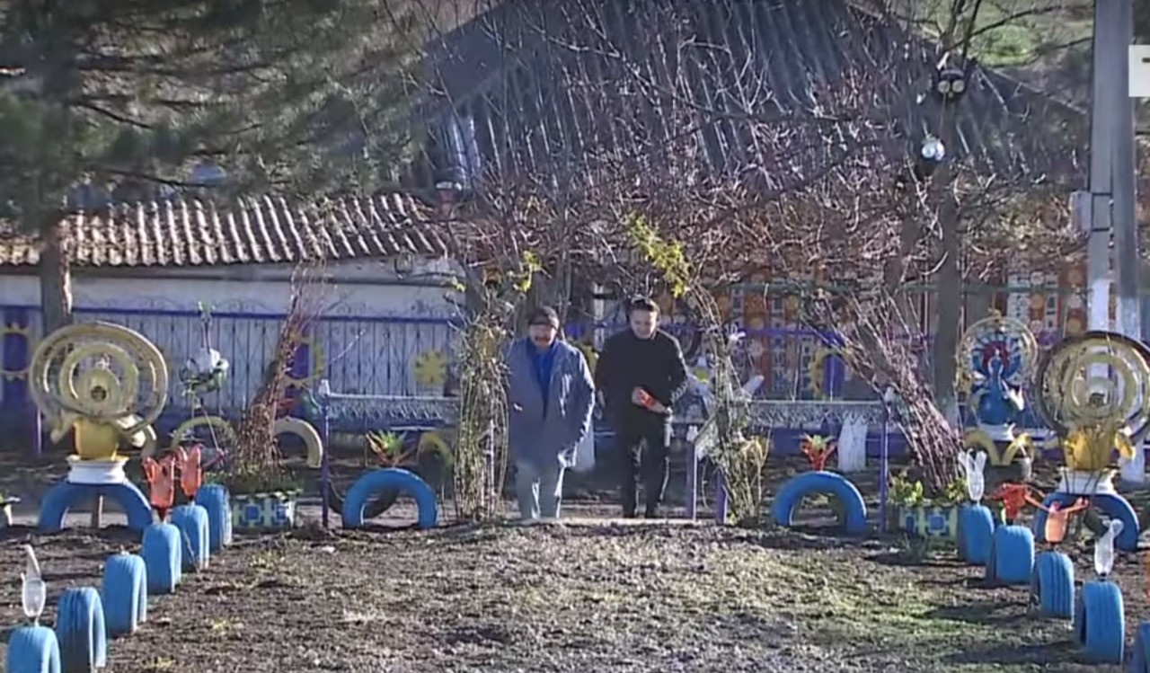 Житель Приднестровья несколько лет украшает родное село.