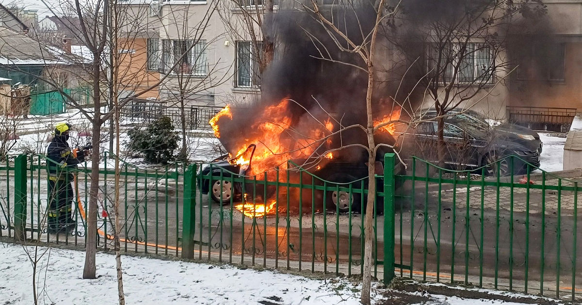 Во дворе жилого дома в Кишинёве загорелся автомобиль.