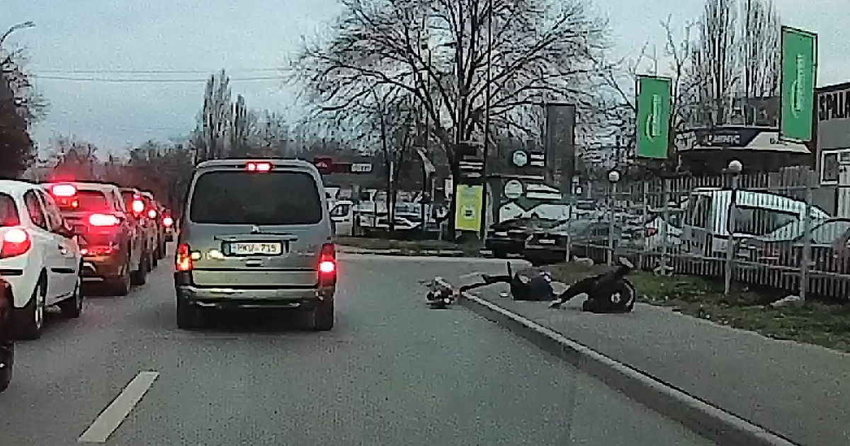 В Кишиневе мужчина с ребенком упали с электросамоката.