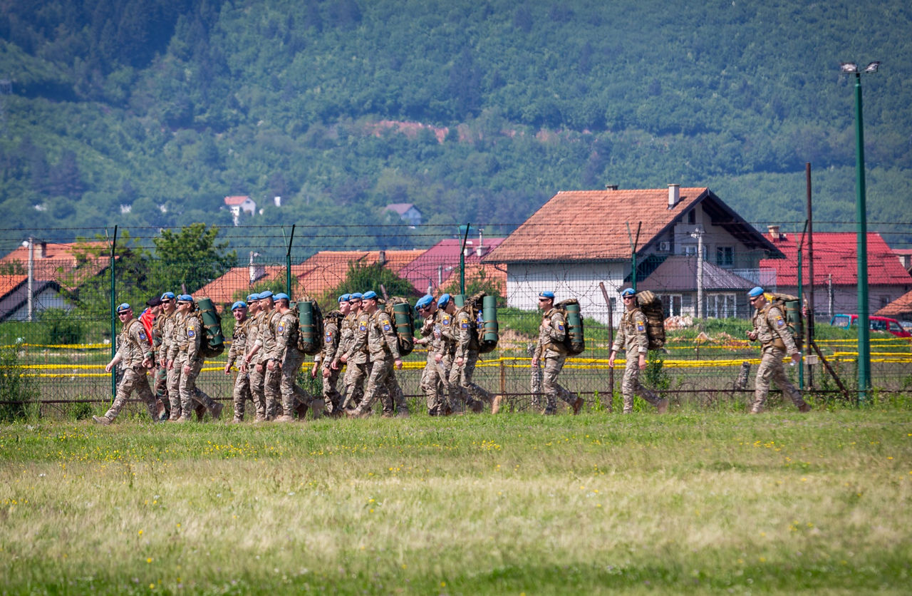 Pacificatorii moldoveni din Bosnia și Herțegovina, la pas într-un marș pe o distanță de 22 de km.