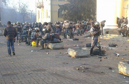 После короткой атаки силовики возвращаются на свои позиции. Дислокация митингующих, в свою очередь, остается неизменной.