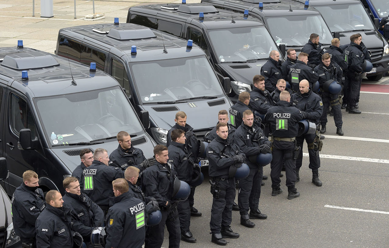 В Германии 50 выпускников попытались взять штурмом полицейский участок.