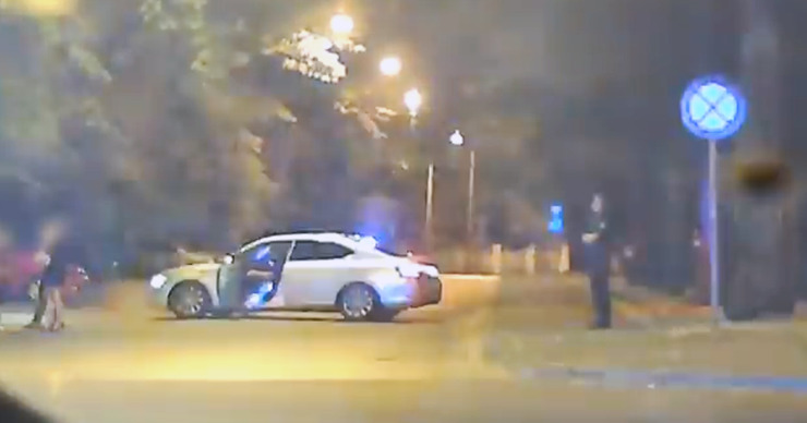 В Риге подросток за рулём скрывался от полиции на бешеной скорости, пока не загорелась машина.