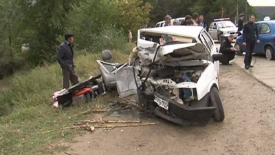 Cinci oameni au ajuns la spital, în urma ciocnirii a două maşini.