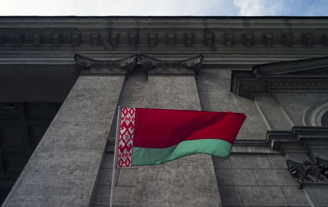 Беларусь решила выплачивать долги по евробондам белорусскими рублями.