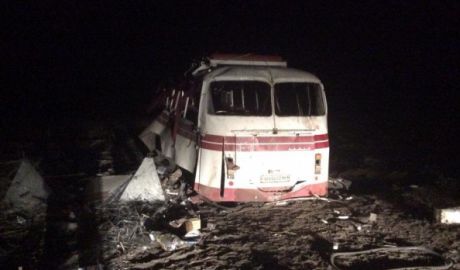 Patru persoane au murit, iar alte 21 au fost grav rănite după ce un autobuz de pe cursa Artiomovsk-Gorlovka a călcat pe o mină.